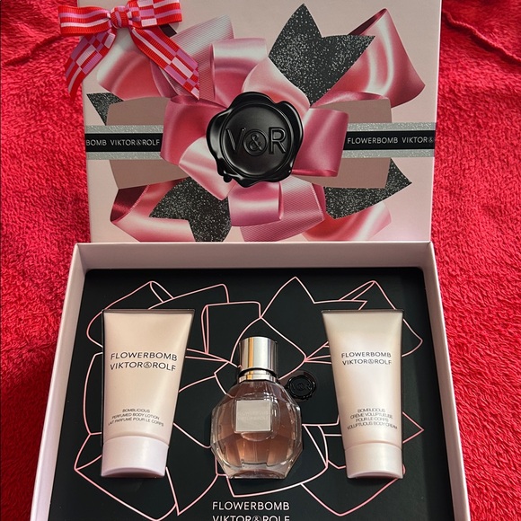 Viktor & Rolf Pink and Black Flowerbomb Box Eau De Parfum - Picture 3 of 4